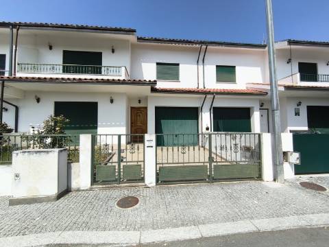 Moradia T4 em Banda Contínua em Valpaços