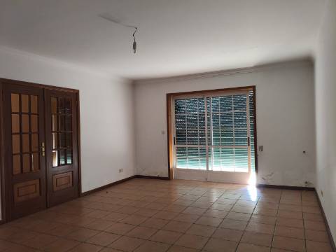 Moradia T4 em Banda Contínua em Valpaços