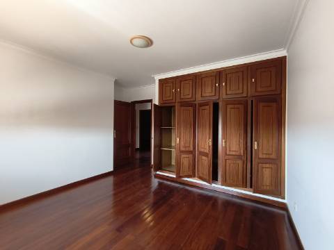 Moradia T4 em Banda Contínua em Valpaços