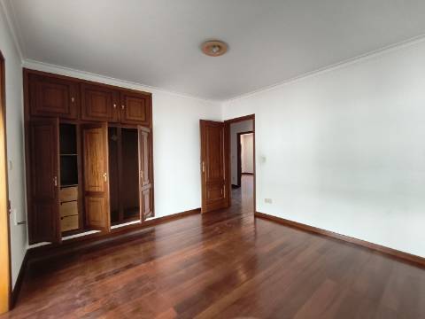 Moradia T4 em Banda Contínua em Valpaços