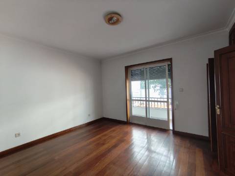 Moradia T4 em Banda Contínua em Valpaços