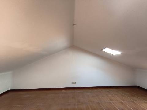 Moradia T4 em Banda Contínua em Valpaços