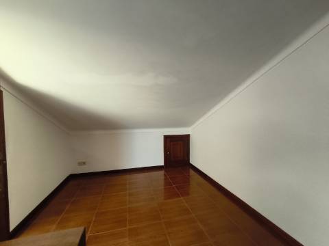 Moradia T4 em Banda Contínua em Valpaços