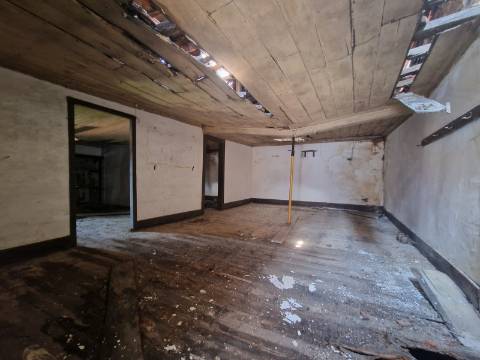 Terreno de 246 m2 com Ruina em Fornelos, Santa Marta de Penaguião