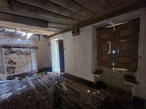 Ruina de 280 m2 em Fornelos, Santa Marta de Penaguião