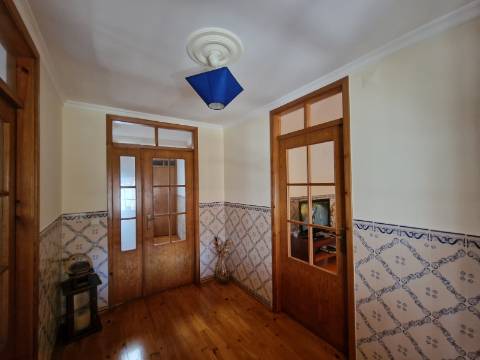 Moradia T4 de rés do chão e andar em Santa Eugénia, Alijó