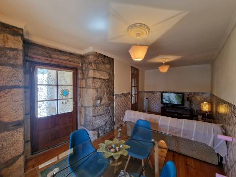 Moradia T4 de rés do chão e andar em Santa Eugénia, Alijó