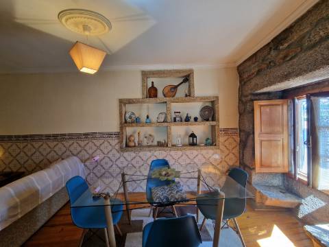 Moradia T4 de rés do chão e andar em Santa Eugénia, Alijó