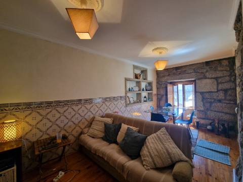 Moradia T4 de rés do chão e andar em Santa Eugénia, Alijó