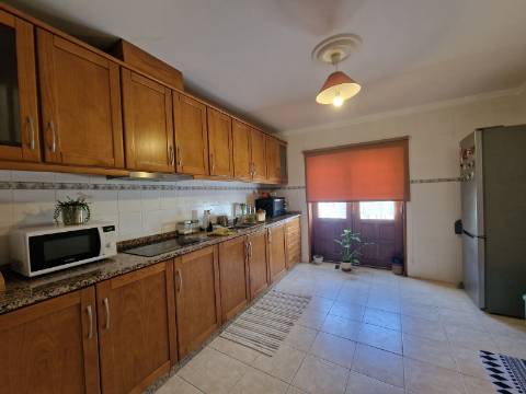 Moradia T4 de rés do chão e andar em Santa Eugénia, Alijó