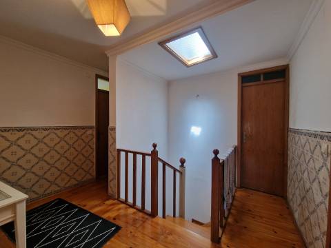 Moradia T4 de rés do chão e andar em Santa Eugénia, Alijó