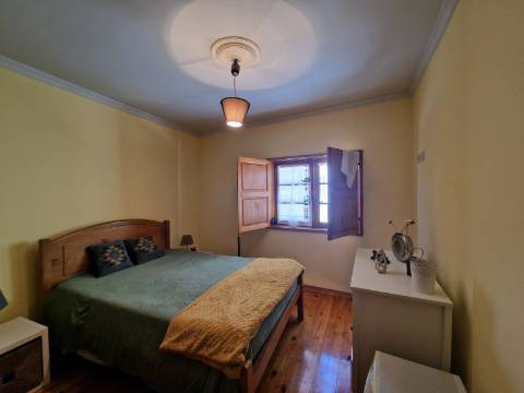 Moradia T4 de rés do chão e andar em Santa Eugénia, Alijó