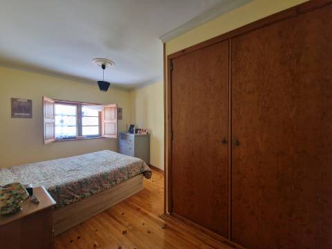 Moradia T4 de rés do chão e andar em Santa Eugénia, Alijó