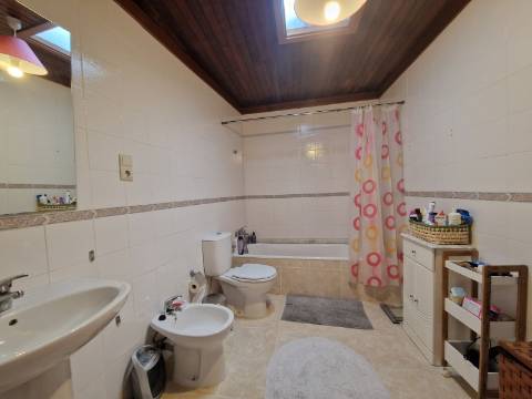 Moradia T4 de rés do chão e andar em Santa Eugénia, Alijó