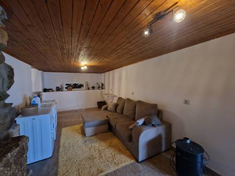 Moradia T4 de rés do chão e andar em Santa Eugénia, Alijó