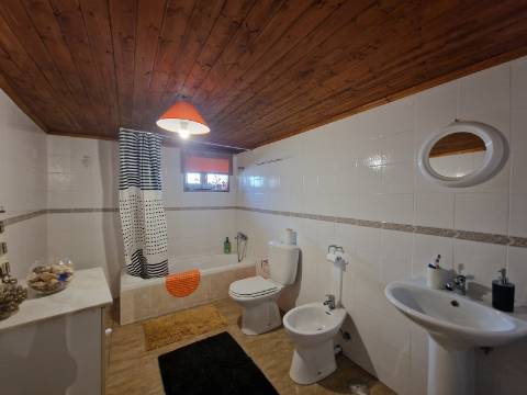 Moradia T4 de rés do chão e andar em Santa Eugénia, Alijó