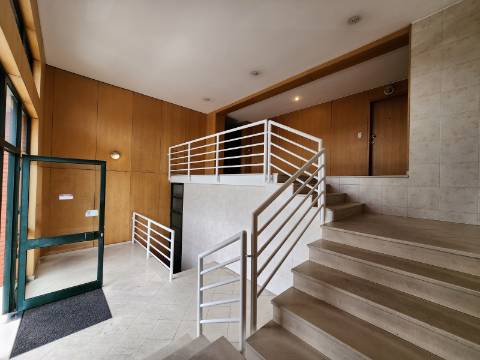 Na Rua Cidade Espinho em Vila Real, T4+1 com Sótão Habitável