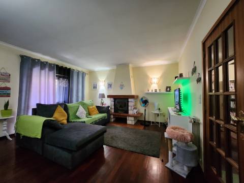 Na Rua Cidade Espinho em Vila Real, T4+1 com Sótão Habitável