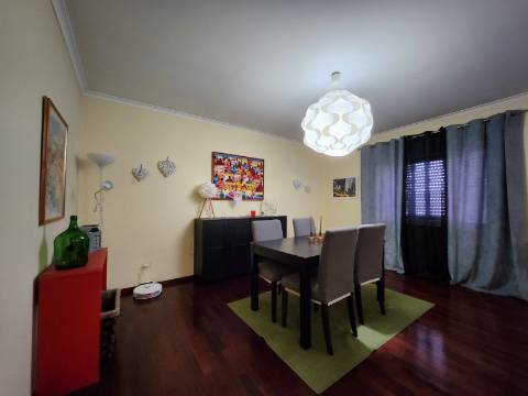 Na Rua Cidade Espinho em Vila Real, T4+1 com Sótão Habitável