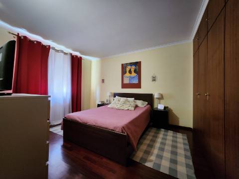 Na Rua Cidade Espinho em Vila Real, T4+1 com Sótão Habitável