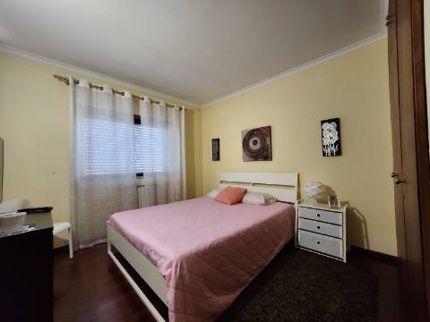 Na Rua Cidade Espinho em Vila Real, T4+1 com Sótão Habitável