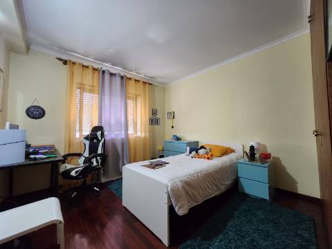 Na Rua Cidade Espinho em Vila Real, T4+1 com Sótão Habitável