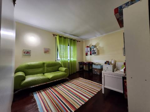 Na Rua Cidade Espinho em Vila Real, T4+1 com Sótão Habitável