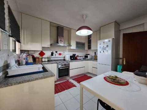 Na Rua Cidade Espinho em Vila Real, T4+1 com Sótão Habitável