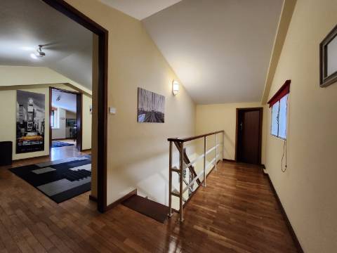 Na Rua Cidade Espinho em Vila Real, T4+1 com Sótão Habitável