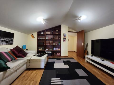 Na Rua Cidade Espinho em Vila Real, T4+1 com Sótão Habitável