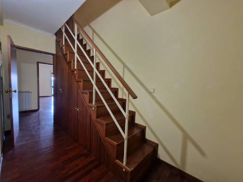 Na Rua Cidade Espinho em Vila Real, T4+1 com Sótão Habitável