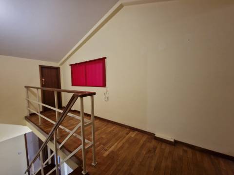 Na Rua Cidade Espinho em Vila Real, T4+1 com Sótão Habitável