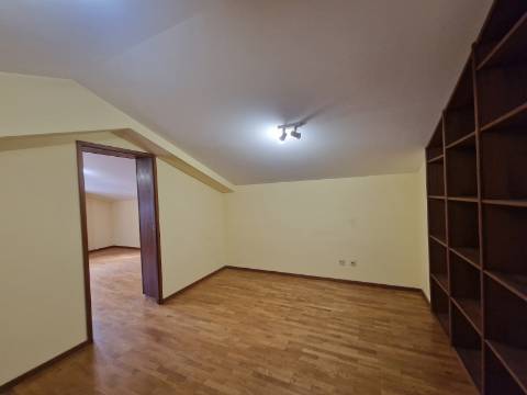 Na Rua Cidade Espinho em Vila Real, T4+1 com Sótão Habitável