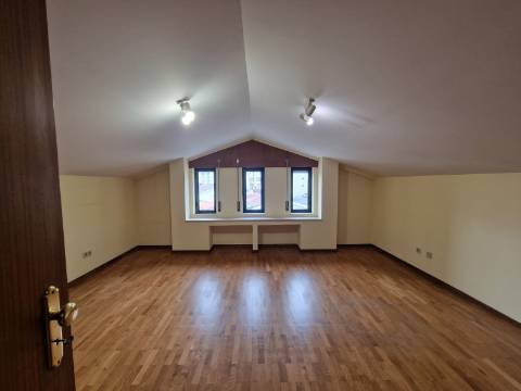 Na Rua Cidade Espinho em Vila Real, T4+1 com Sótão Habitável