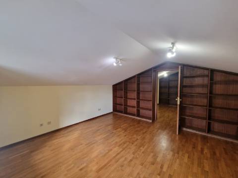 Na Rua Cidade Espinho em Vila Real, T4+1 com Sótão Habitável