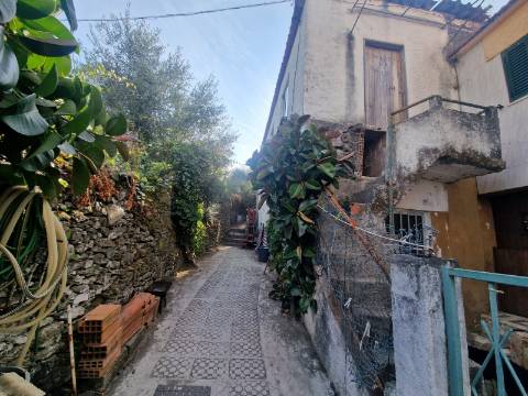 Moradia de Rés do Chão e Andar para Reconstruir