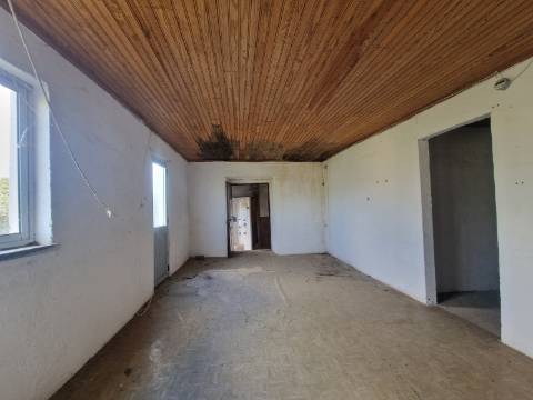 Moradia de Rés do Chão e Andar para Reconstruir