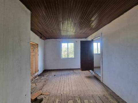 Moradia de Rés do Chão e Andar para Reconstruir