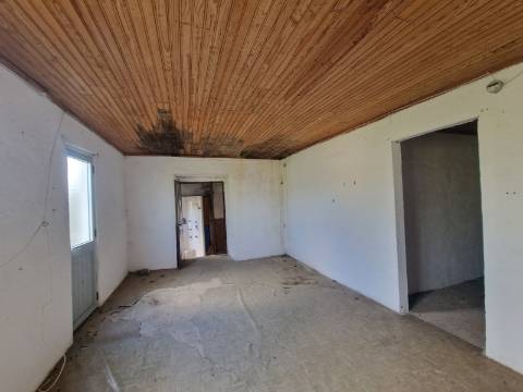 Moradia de Rés do Chão e Andar para Reconstruir