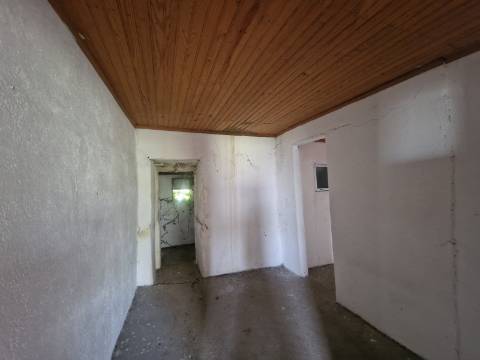 Moradia de Rés do Chão e Andar para Reconstruir