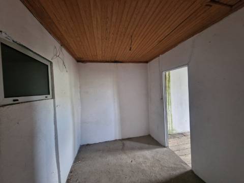 Moradia de Rés do Chão e Andar para Reconstruir