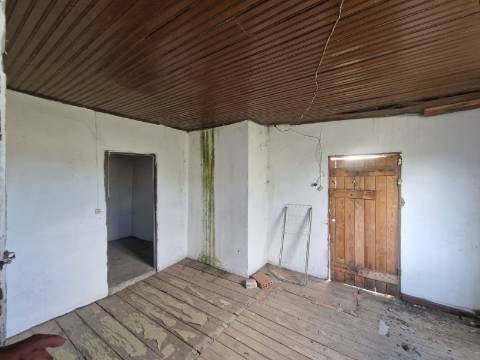 Moradia de Rés do Chão e Andar para Reconstruir