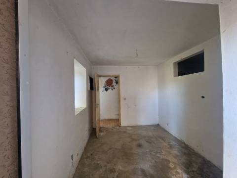 Moradia de Rés do Chão e Andar para Reconstruir