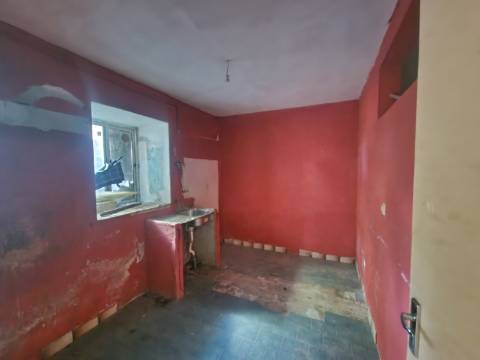 Moradia de Rés do Chão e Andar para Reconstruir