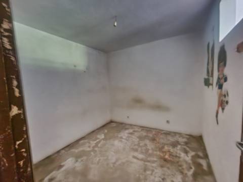 Moradia de Rés do Chão e Andar para Reconstruir