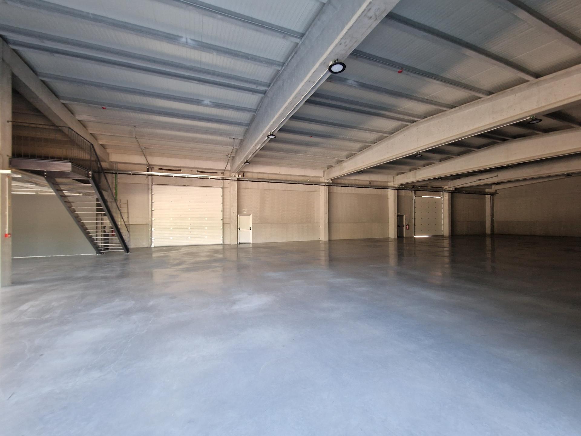 Loja nova de 930 m2, com cais junto à Zona Industrial de Vila Real