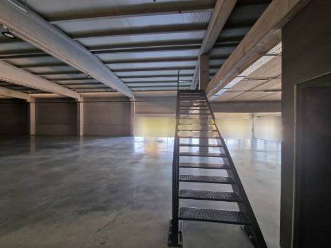 Loja nova de 930 m2, com cais junto à Zona Industrial de Vila Real