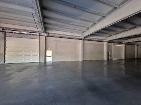 Loja nova de 930 m2, com cais junto à Zona Industrial de Vila Real