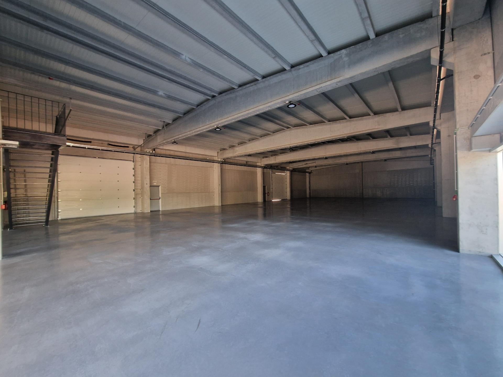 Armazém novo com 2 pisos e cais junto à Zona Industrial de Vila Real