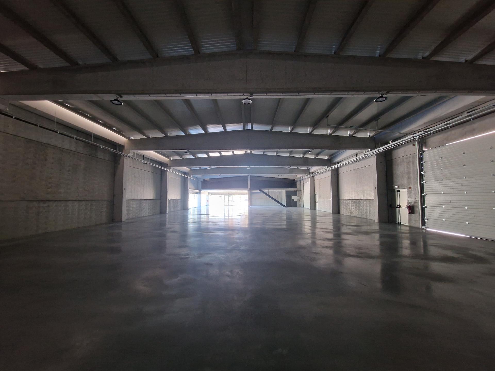 Armazém novo com 2 pisos e cais junto à Zona Industrial de Vila Real